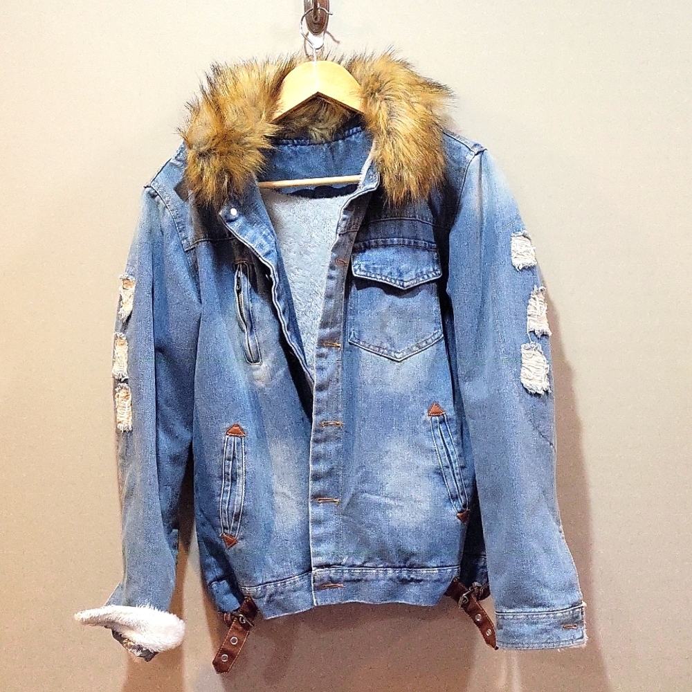 NWOT Very warm distressed denim jacket with removable fur collar Size XL